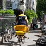 Postbote auf dem Fahrrad 