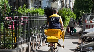 Postbote auf dem Fahrrad 