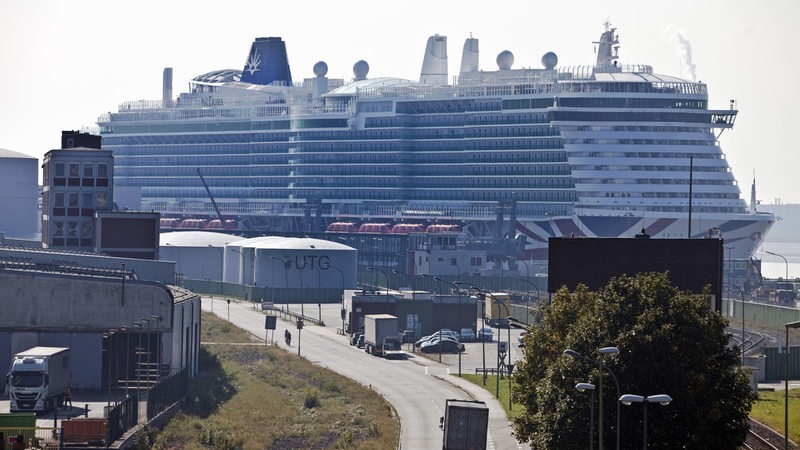 Ein Kreuzfahrtschiff am Kreuzfahrtterminal des Columbus-Cruise-Center auf der Columbuskaje in Bremerhaven.