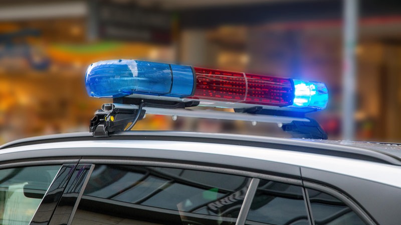 Polizeiauto mit blinkendem Blaulicht im Einsatz