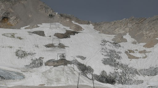 Nur wenig Schnee liegt auf dem Gletscherrest des Nördlichen Schneeferners auf dem Zugspitzplatt. 