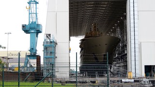 Luxusjacht "Dilbar" steht in Berne bei Lürssen