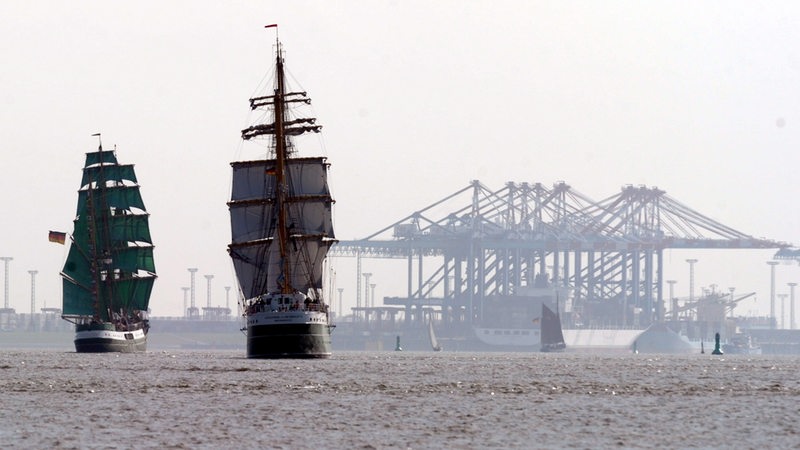 Zwei Segelschiff auf der Weser bei Bremerhaven