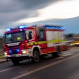 Ein Feuerwehrwagen fährt zum Einsatz