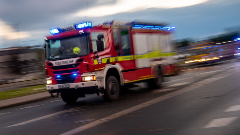 Ein Feuerwehrwagen fährt zum Einsatz