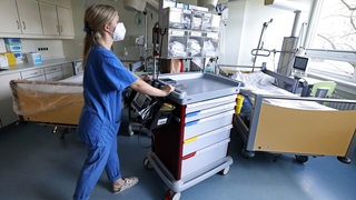 In der Kardiologischen Wacheinheit am Klinikum Südstadt Rostock bereitet Jenny-Lee Hocher, Pflegerin, die Aufnahme eines Patienten vor. 