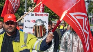 Mitarbeiter eines Stahlwerks demonstrieren bei einer Kundgebung der IG Metall.