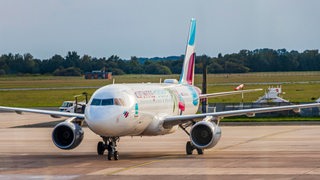 Eine Eurowings-Maschine steht am Bremer Flughafen.