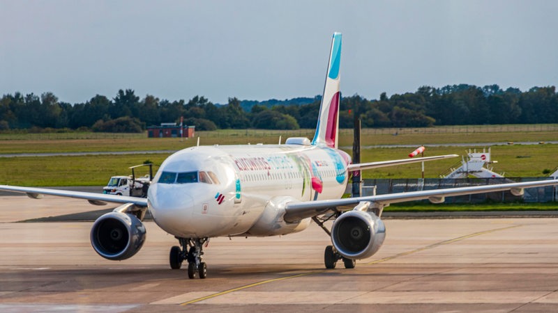 Eine Eurowings-Maschine steht am Bremer Flughafen.