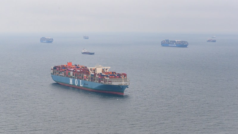 In der Nordsee in der Deutschen Bucht lilegen Containerschiffe auf Reede.