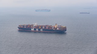 Das Containerschiff MSC Diana der Reederei MSC liegt vor dem Frachter Mary Maersk (hinten) der Reederei Maersk Line und weiteren Schiffen in der Nordsee vor Anker.