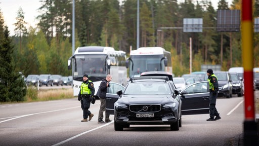 Autos und Busse stehen Schlange, um die Grenze von Russland nach Finnland am Grenzübergang Vaalimaa zu passieren.