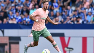Werder-Stürmer Niclas Füllkrug läuft mit dem Ball am Fuß über den Platz.