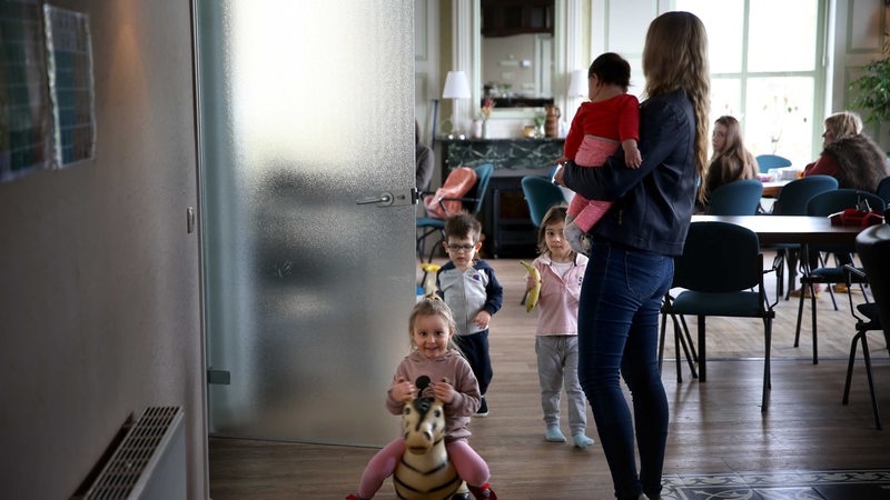 Eine Ukrainische Flüchtlingsfamilien mit kleinen Kindern in einer Übergangswohnung