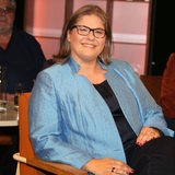 Annabel Oelmann, Chefin der Bremer Verbraucherzentrale, sitzt in einem TV-Studio und lächelt in die Kamera.