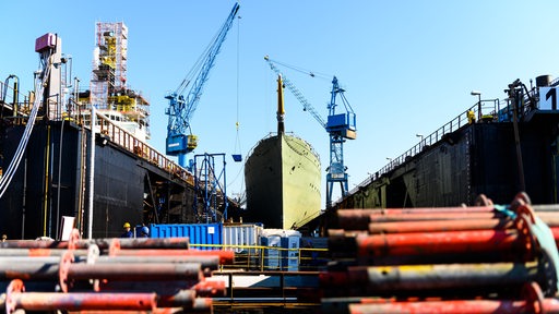 Ein Blick auf das Marine-Segelschulschiff "Gorch Fock", welches in einem Dock der Bredo-Werft liegt. 