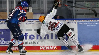 Zwei Eishockey-Spieler kämpfen um den Puck