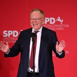 Niedersachsens Ministerprsäident Weil lacht in die Kamera