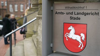 Stade, Niedersachsen: Das Schild «Amts-und Landgericht Stade» steht am Haupteingang des Gerichts.