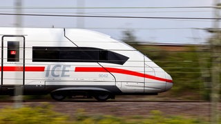 ICE der Deutschen Bahn fährt