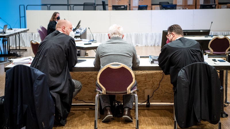 Ein Angeklagter (M) sitzt vor Prozessbeginn gegen Ex-Vorgesetzte des verurteilten früheren Krankenpflegers Högel im Gerichtssaal in der Weser-Ems-Halle