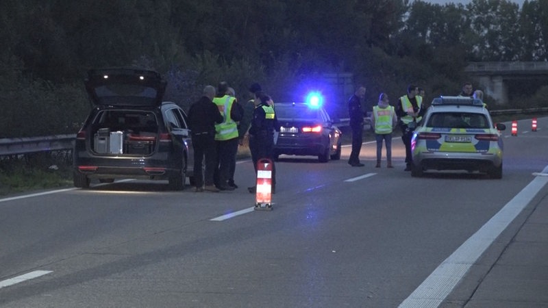 Polizisten sichern die Unfallstelle auf A29 bei Oldenburg ab