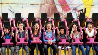 Zahlreiche Kinder im Top Spin auf dem Freimarkt