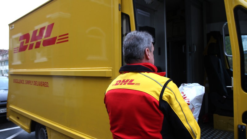 DHL-Paketbote liefert Pakete aus