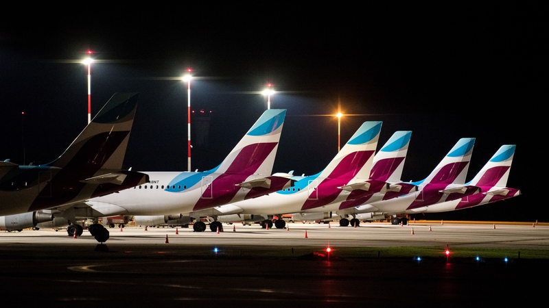Flugzeuge der Fluggesellschaft Eurowings stehen auf einem Flughafen.