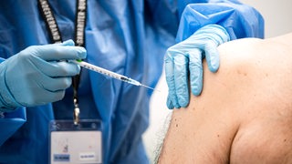 Ein Mann wird im Impfzentrum am Brill geimpft.