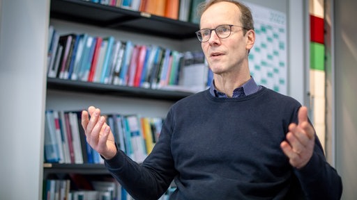 Hajo Zeeb, Epidemiologe am Leibniz-Institut für Präventionsforschung und Epidemiologie in Bremen, sitzt in seinem Büro.