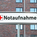 Symbolischer Wegweiser Notaufnahme