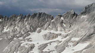 Blick auf einen mit schneebedeckten Berg.