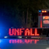 Polizeilicht zeigt "Unfall" in der Nacht an