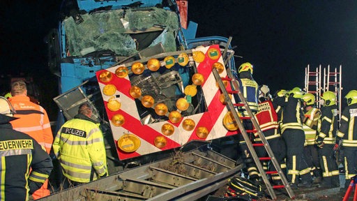 Feuerwehrleute bergen einen verunfallten Lkw auf der Autobahn 24.