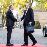 Stephan Weil (links) begrüßt Bremens Bürgermeister Andreas Bovenschulte vor dem Schloss Herrenhausen zur Ministerpräsidentenkonferenz.