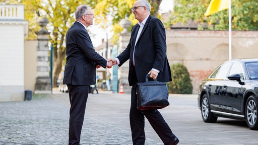 Stephan Weil (links) begrüßt Bremens Bürgermeister Andreas Bovenschulte vor dem Schloss Herrenhausen zur Ministerpräsidentenkonferenz.