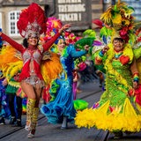 Samba-Tänzerinnen auf Bremer Freimarktsumzug