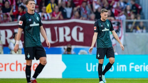 Die Werder-Spieler Marvin Ducksch und Jens Stage stehen frustriert auf dem Spielfeld nach dem Rückstand gegen Freiburg.