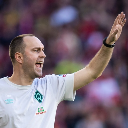 Werder-Trainer Ole Werner gestikuliert an der Seitenlinie und schreit etwas aufs Spielfeld.
