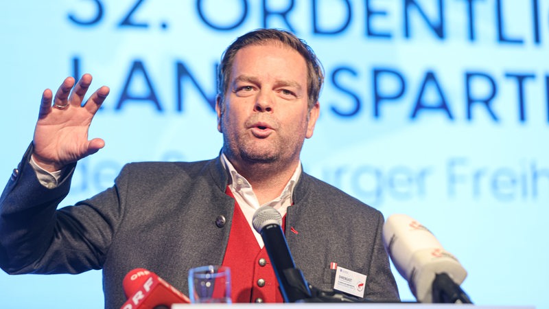 FPÖ-Landesparteiobmann Markus Abwerzger im Rahmen des Landesparteitages am Rednerpult.