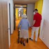 Pfleger und alte Dame im Altenheim