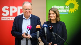 Stephan Weil (SPD), Ministerpräsident Niedersachsen, und Julia Willie Hamburg (Bündnis 90/Die Grünen) geben ein Pressestatement zu geplanten Koalitionsverhandlungen zwischen SPD und Grünen in Niedersachsen. 