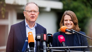 Stephan Weil (l, SPD), Ministerpräsident von Niedersachsen, und Julia Willie Hamburg (r, Bündnis 90/Die Grünen), Spitzenkandidatin zur Landtagswahl, geben ein Pressestatement zum Beginn der Koalitionsverhandlungen. 