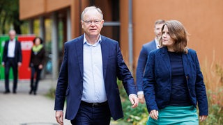 Stephan Weil und Julia Willie Hamburg gehen zu einem Pressestatement zum Beginn der Koalitionsverhandlungen. 
