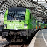 Der FlixTrain am Bahngleis bereit für den Zustieg