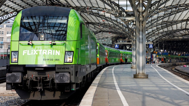 Der FlixTrain am Bahngleis bereit für den Zustieg