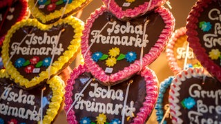 Viele Lebkuchen-Herzen, auf denen "Ischa Freimarkt" steht.