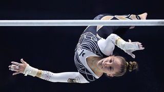 Karina Schönmaier turnt am Stufenbarren.