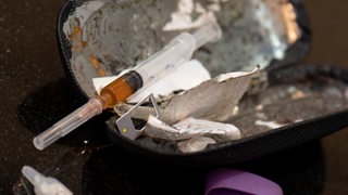 Das "Spritzbesteck" eines Drogenabhängigen mit einer bereits aufgezogenen Heroinspritze.